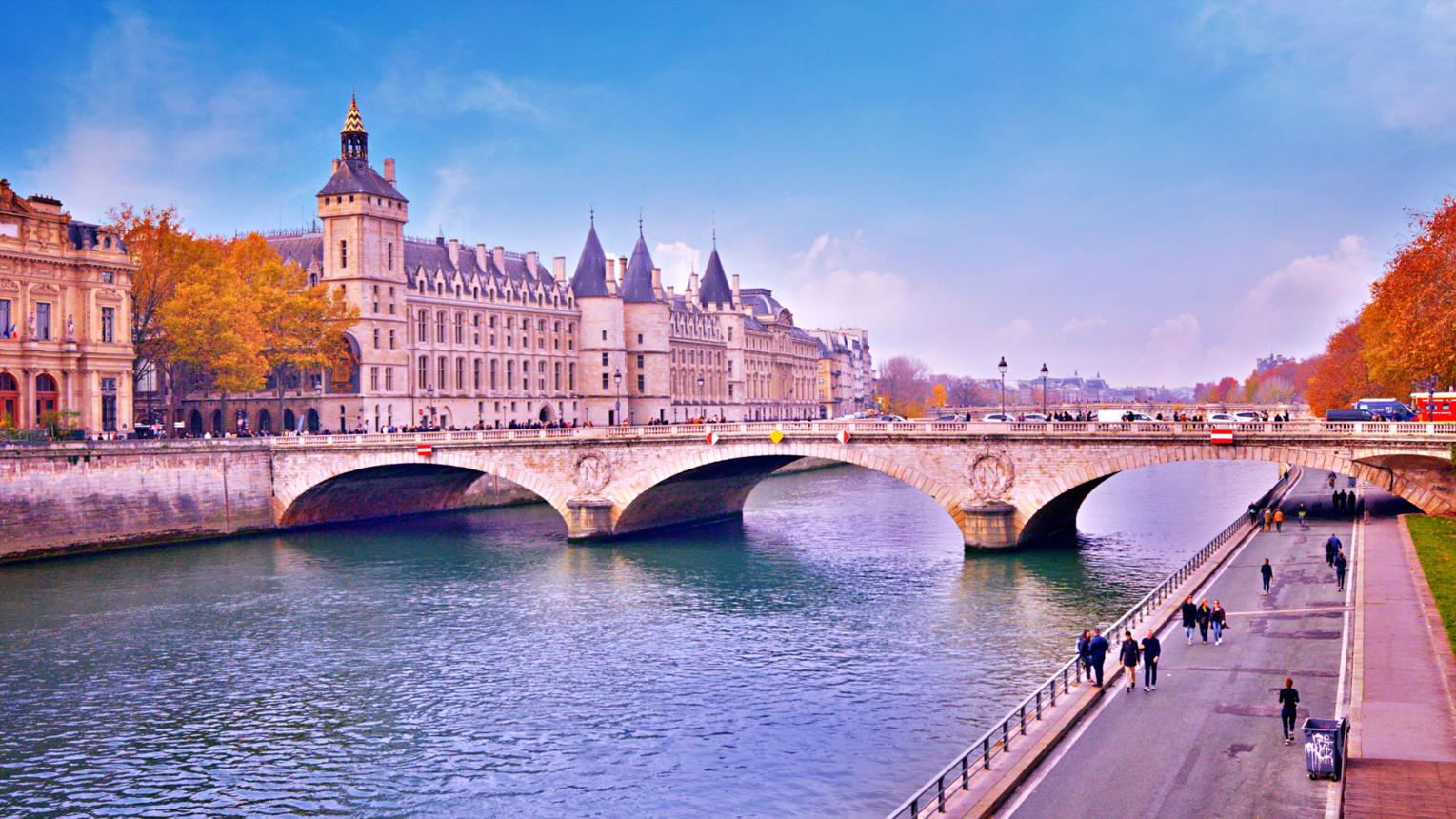 Paris Landmarks Half Day Walk image 1
