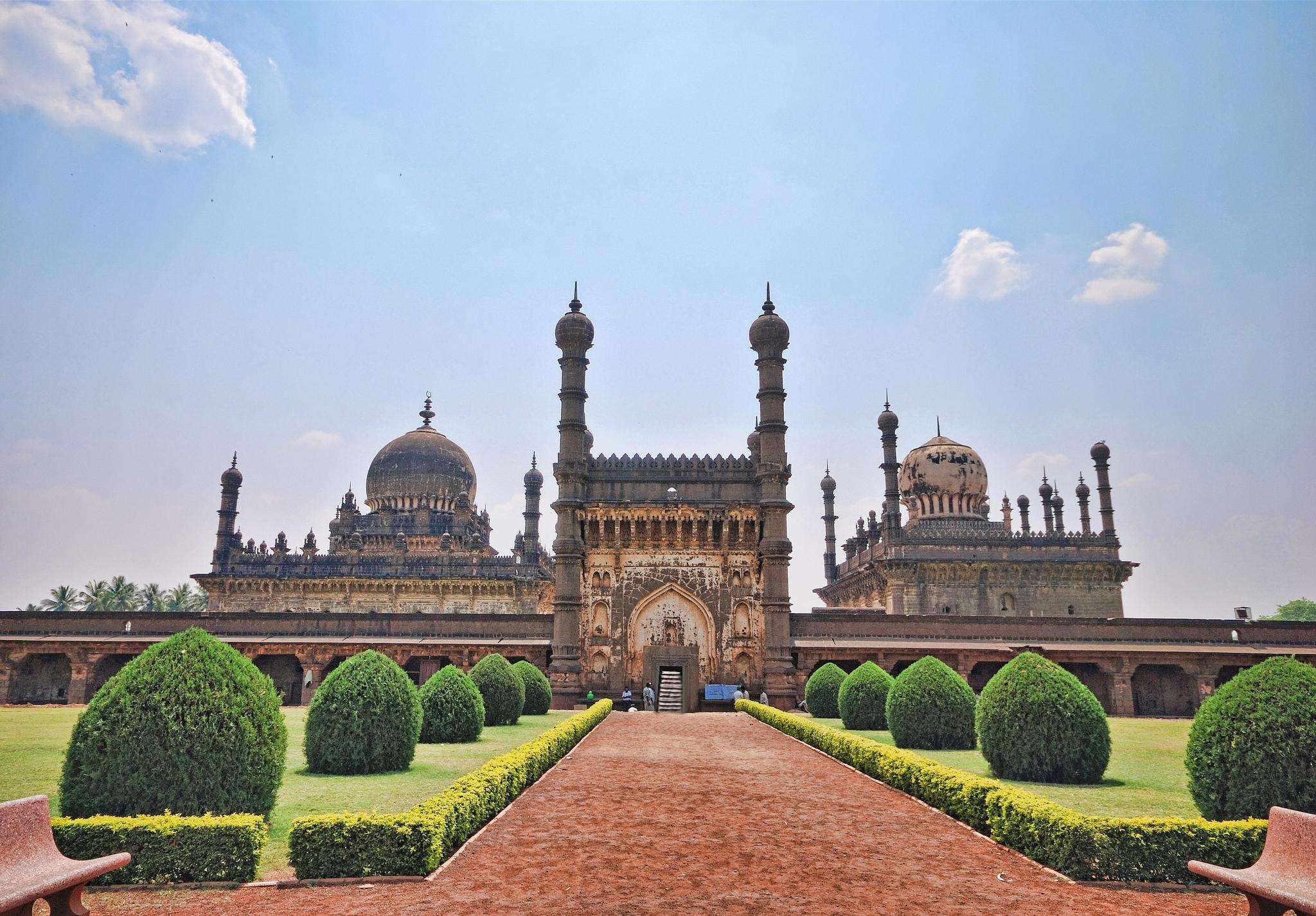 Gol Gumbaz & Royal Architecture Tour image 1