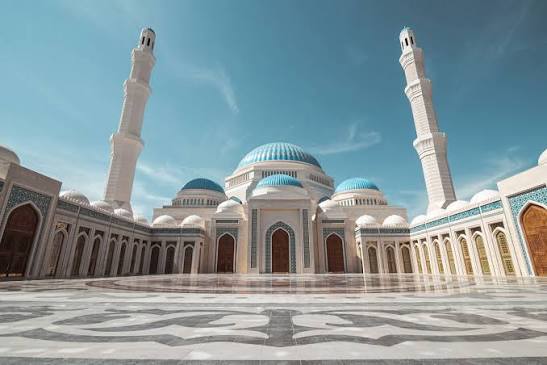 Futuristic Skyline & Architectural Wonders Trail image 1
