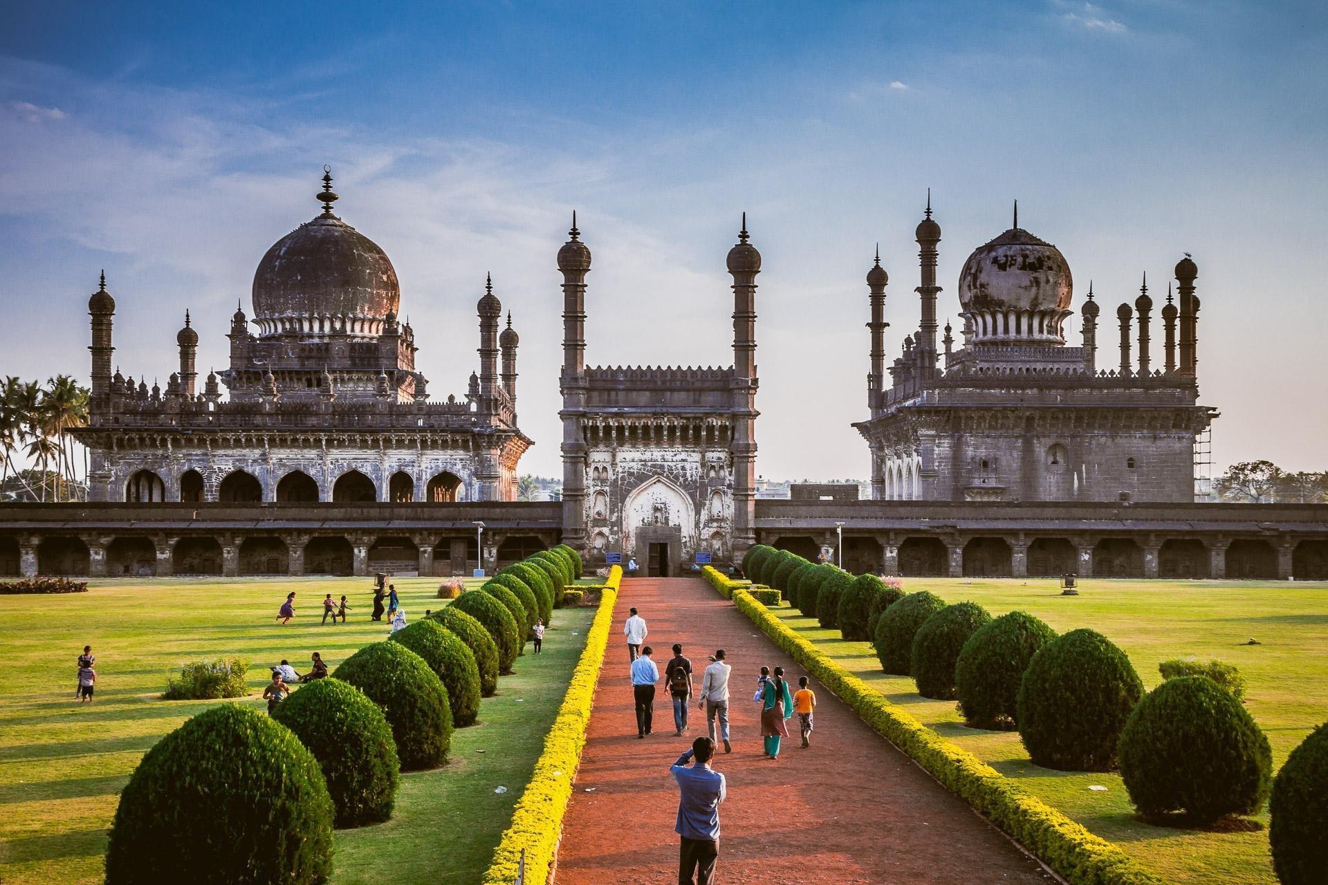 Gol Gumbaz & Royal Architecture Tour image 1